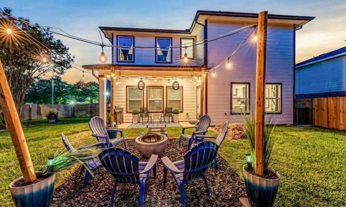 Southbelt/Ellington House | Modern Escape with King Bed & Breakfast Near NASA