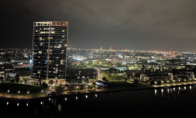 Docklands Apartment | Modern 2BR Waterfront Retreat in Docklands with Free Parking
