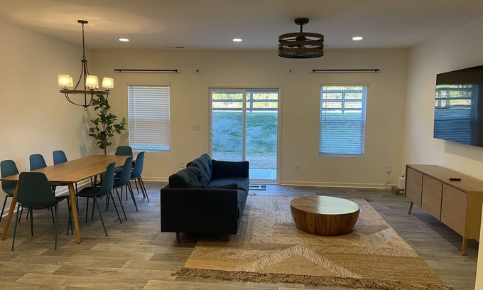 Harwood Lane House | New 3 Bedroom Retreat with King Bed Near White Water