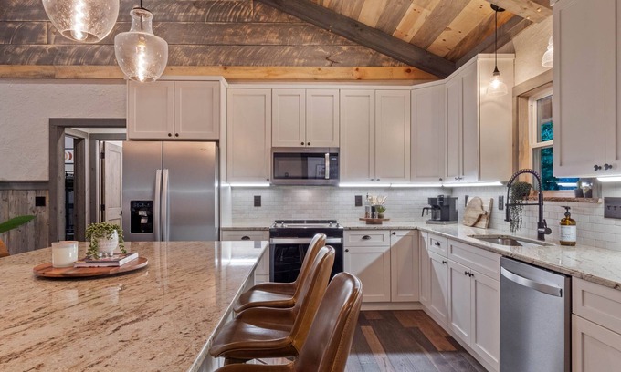 Ellijay Cabin | Modern 3BR Cabin with Hot Tub and Lake View – Rated 10/10