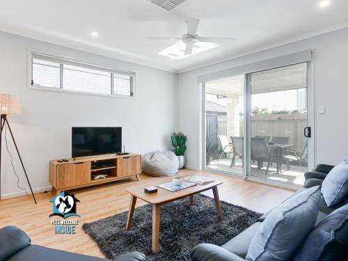 Encounter Bay House | New 3BR Retreat Steps from Sea and Lake, Pet-Friendly Stay