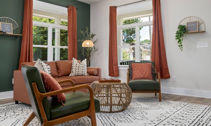 Downtown House | Modern 4-Bed Retreat with Ocean View & Breakfast Included