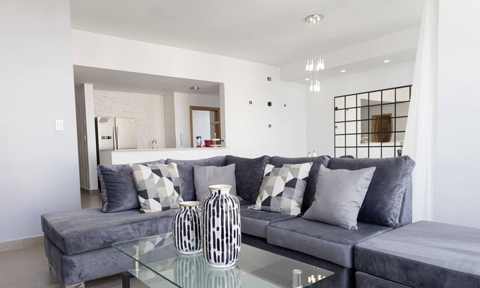 Yolanda Morales Apartment | Modern Apartment with Scenic Views in Santo Domingo