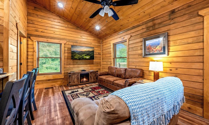 Gatlinburg Cabin | Brand New! Book NOW and receive tickets to Dollywood, Anakeesta and many more