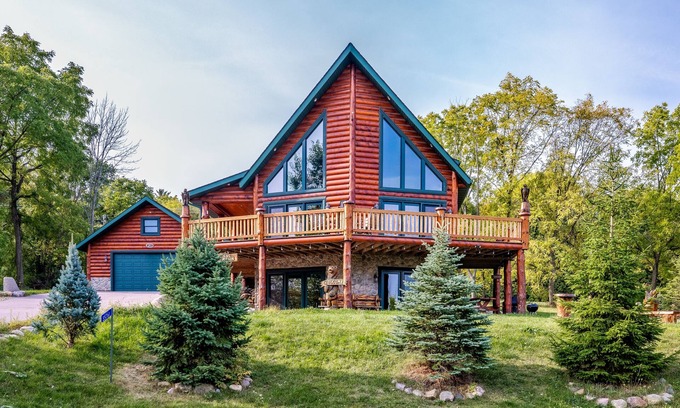 Baraboo Cabin | Newly Built Cabin Retreat Near Devil's Lake & Waterparks