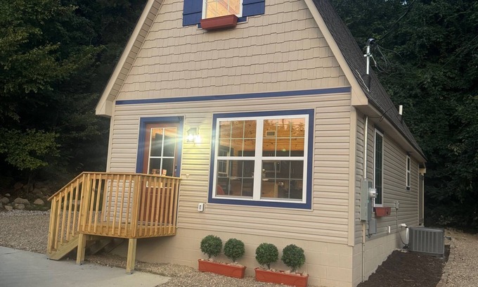 Hot Springs Cabin | Brand New Cabin with Hot Tub-Walk to Bathhouse Rown"The Cuckoo's Nest"