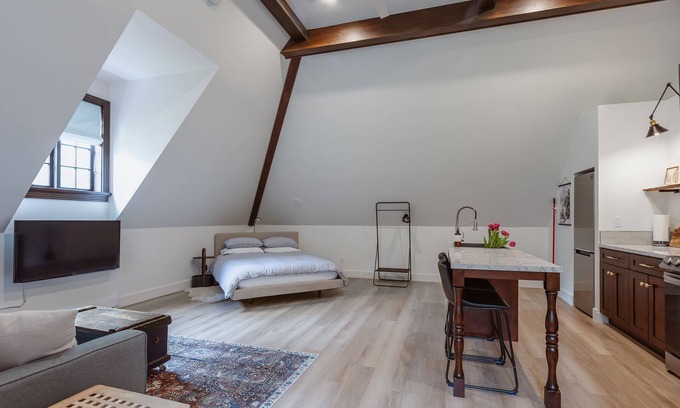 Maple Bay House | New Carriage House: Oceanfront Retreat Near Trails