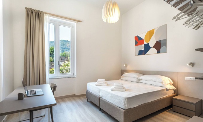 Sorrento City Centre Apartment | Brand new Central Sorrento 2 BR 2 BT Flat AC Wifi Parking Balcony