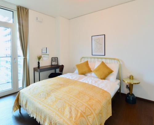 Erdberg Apartment | Modern Retreat with Rooftop Pool Near the City Center