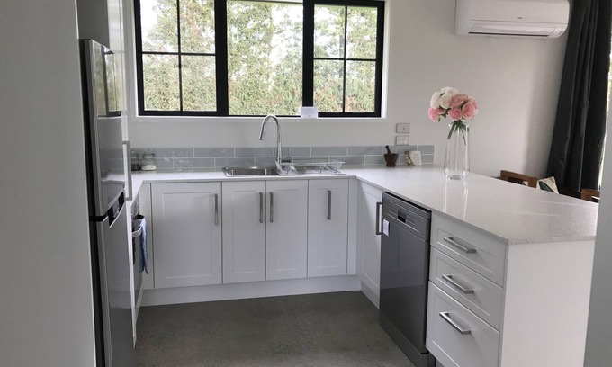 Karapiro Cottage | Cozy Cottage Steps from Lake Karapiro with Ocean View