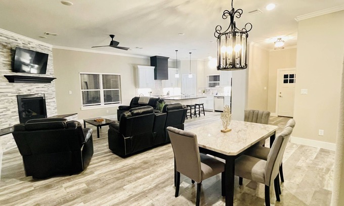 Kemah House | New Custom Home with 3 En-Suite Bedrooms in Kemah
