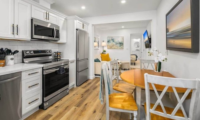 Picnic Point-North Lynnwood Apartment | Stylish Designer 1BR Home | Steps from I5 & Wheelchair Accessible
