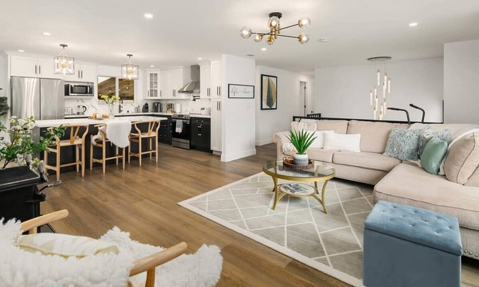 Picnic Point-North Lynnwood Apartment | Designer 4BR Retreat with Family-Friendly Amenities