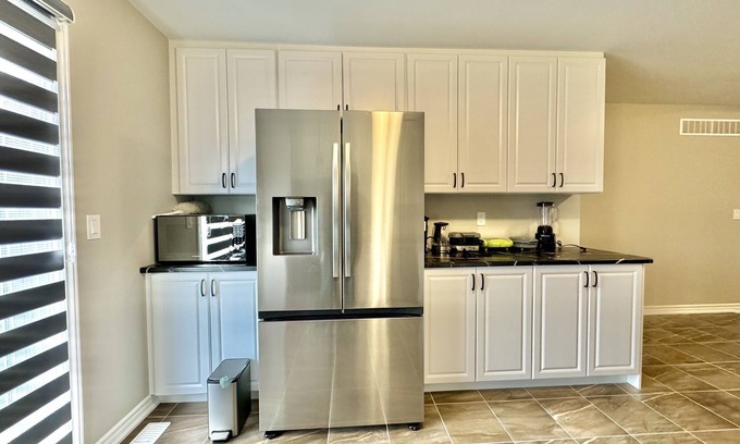 Cobourg House | Modern Detached Bungalow Near Cobourg Beach - Pet Friendly