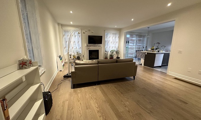 East Gwillimbury House | Modern Entire House with Family & Pet-Friendly Amenities
