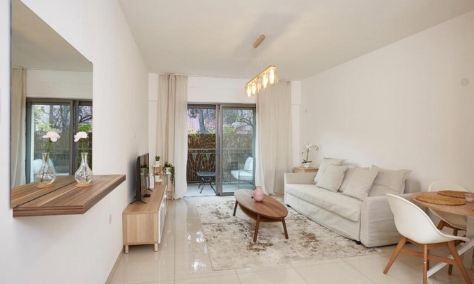 Mea She'arim Apartment | New Flat on Haneviim Street: Guest Rated 10/10, Family-Friendly