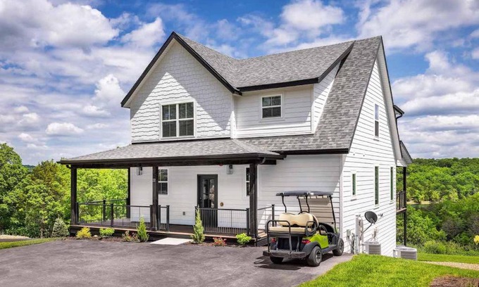 Kimberling City House | New Lakefront Cabin with Free Amenities & Two Pools