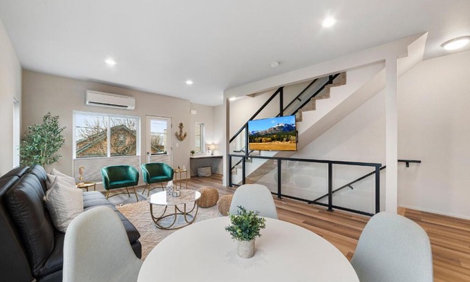 Anacortes House | Updated Oceanfront Condo 914 in Anacortes, Pet Friendly