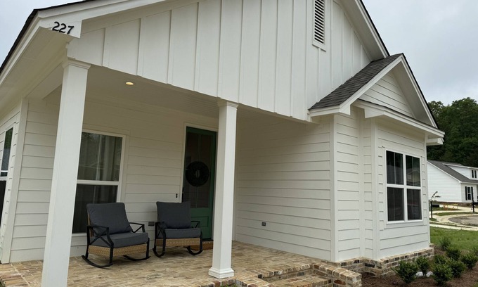Starkville House | New Gameday Getaway with Kitchen, Close to Campus!