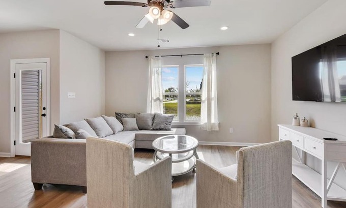 Highlands - Perkins House | Modern Home Steps from LSU Campus - Family Friendly Stay