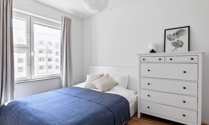 Jakobsberg Apartment | Modern Retreat in Barkabystaden with Spa & Hot Tub