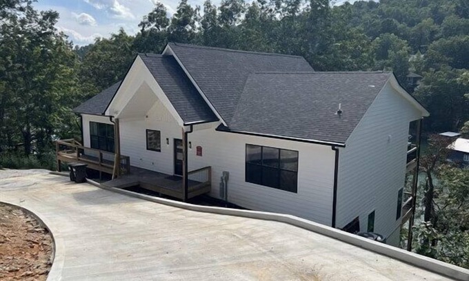 Speedwell House | New Lakefront Retreat with Private Dock & Chef's Kitchen