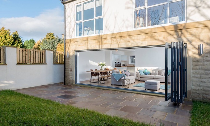 Gildersome House | New 4 Bedroom House in Quiet Village with Hot Tub & Spa