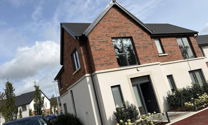 Lucan House | Modern Family House with Kitchen and Breakfast Included