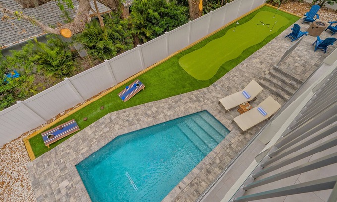 San Remo House | New Retreat with Heated Pool, Putting Green & 10/10 Rating