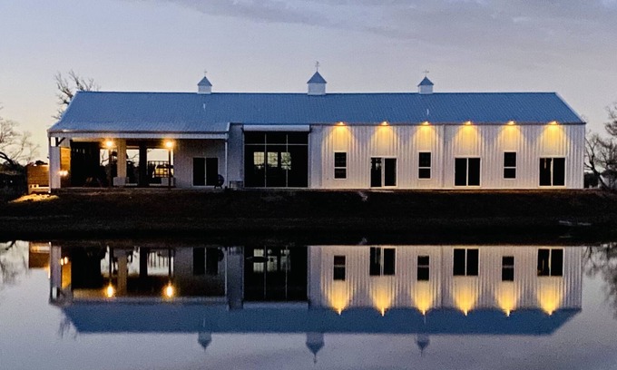 Lake Jackson House | BRAND NEW Luxury Country Escape- 10 Acres with pond, creek, and minutes to beach