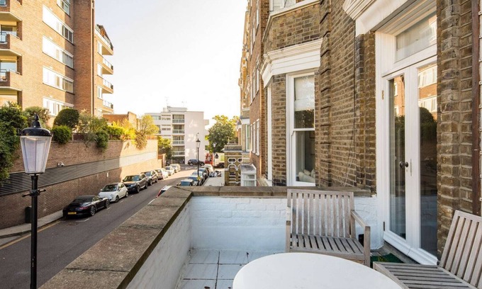 Campden Apartment | Brand New Flat with Balcony Near Ken High Street - Rated 10/10