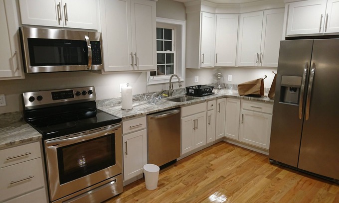 Revere House | Modern VIP House with Kitchen for Your Next Getaway