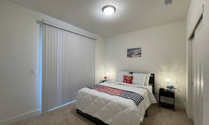 Sacramento House | Modern 1 Bedroom Suite with Kitchenette in Prime Location