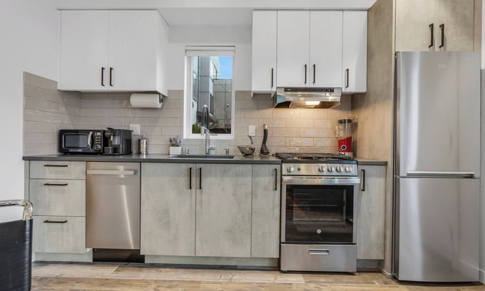 West Woodland Apartment | Modern Apartment in Ballard Brewery District with Kitchen