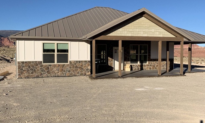 Teasdale House | Modern Contemporary Farmhouse: Guest Rated 10/10 and Pet Friendly
