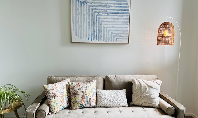 Avondale House | Experience a Modern Family Retreat with Spa & Netflix Access