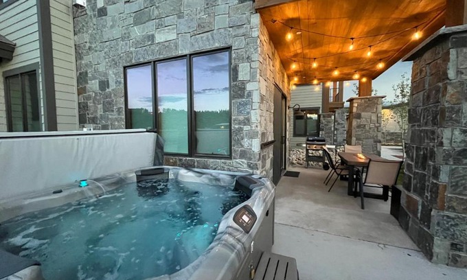 Fraser Apartment | Brand New! Private hot tub, bunk room and walkable to restaurants/shops