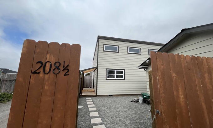 Eureka House | Cozy 2-Bedroom in Eureka - Steps from Henderson Center