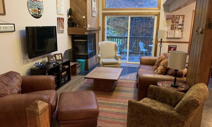 Lincoln House | Stylish 4BR Townhouse in Forest Ridge Near Loon Mt