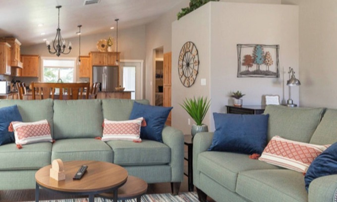 Grants Pass House | Brand New/Self Check-In/Smart TV/Full Kitchen/Quiet Neighborhood