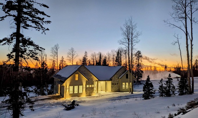 Beaver House | BRAND NEW Ski-In Ski-Out at Eagle Point Resort Utah - Sleeps 33 Comfortably!