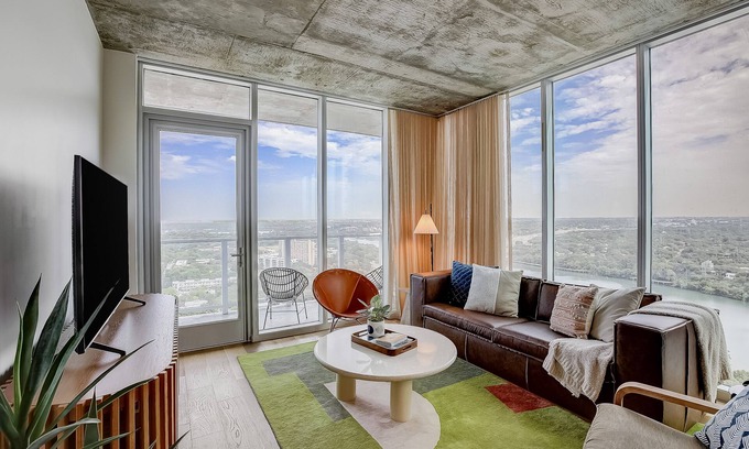Rainey Street Historic District Condo | Brand-new skyline-view condo with rooftop pool, balcony, firepit, & fitness room