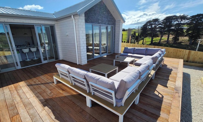 Mahurangi West House | Brand new Snells Beach Holiday Home