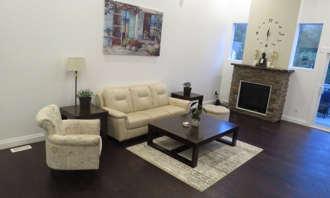 Innisfil Cottage | New Cottage Retreat with Spa and Hot Tub by Simcoe Lake