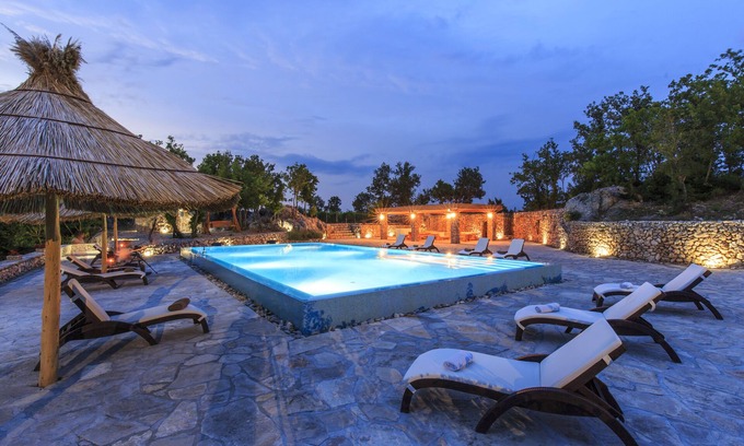 Trn Villa | Discover Stanic Estate - Split Region with Spa & Breakfast