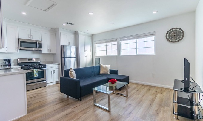 North Hollywood House | Stylish House with Workstation, Pets Welcome & Monthly Deals