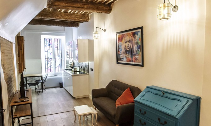 Hotel-de-Ville Apartment | New T1 Retreat in Panier with Oceanfront Views