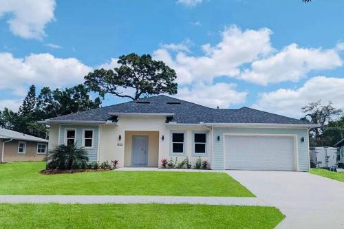 Lutz House | Modern Family Retreat in Lutz, Tampa - Pet Friendly Stay
