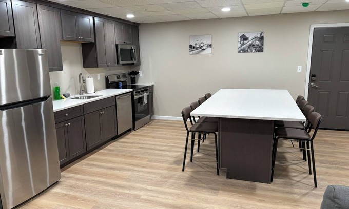Sandusky Condo | Brand-New Vintage Amusement Park–Themed Getaway – Sleeps 10!