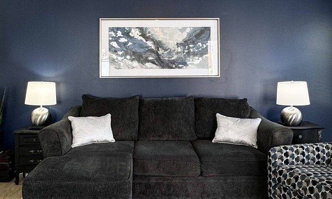 Mount Berry House | Perfect for Families: New Hotel with 2 King Beds & Yard